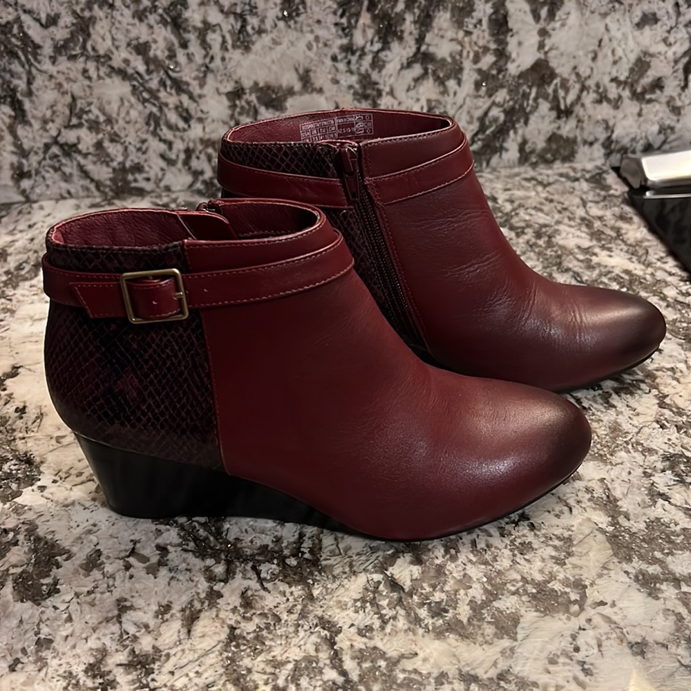 New Vionic Size 9.5 Elevated Shasta Merlot Snake Bootie
